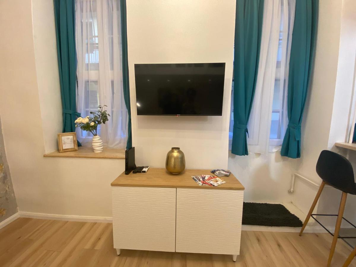 Goldart Design Apartment In The Heart Of Budapest Luaran gambar