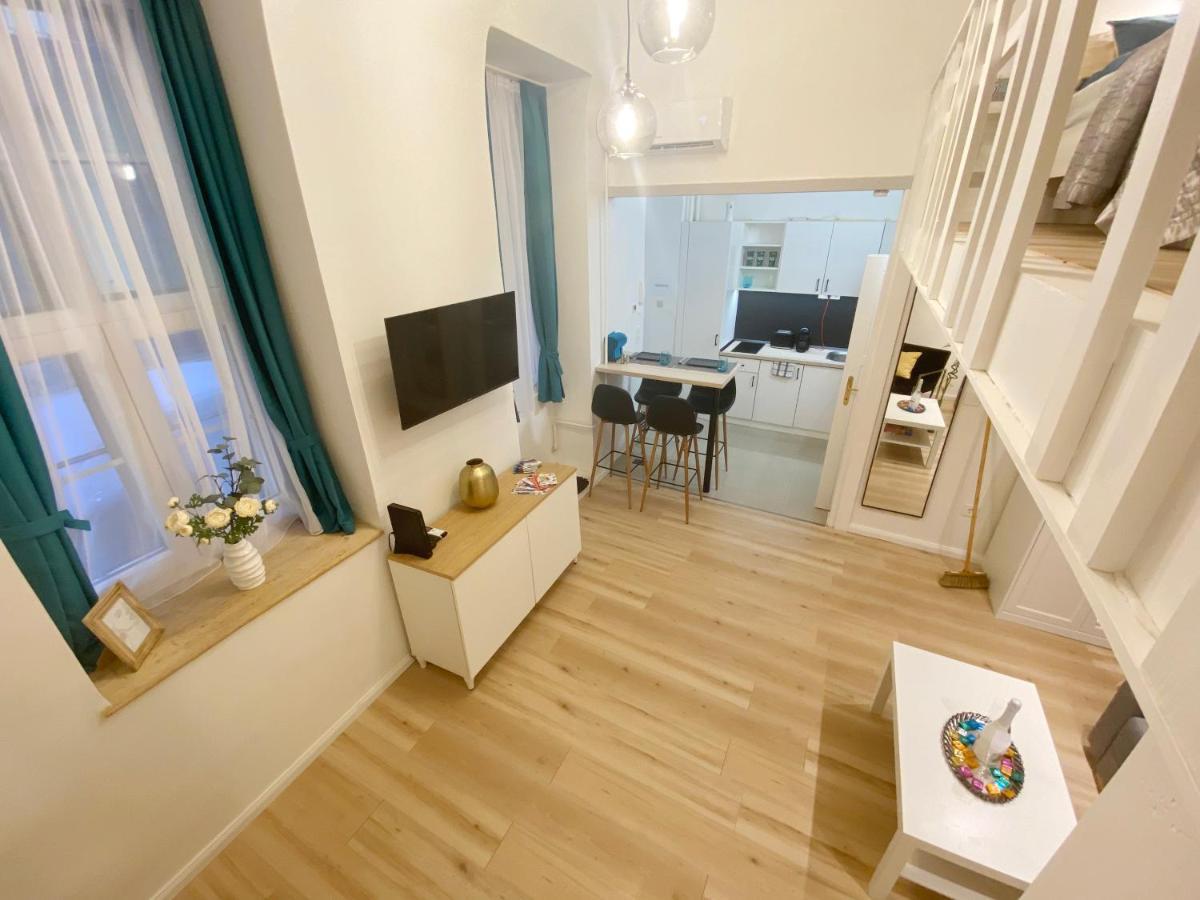 Goldart Design Apartment In The Heart Of Budapest Luaran gambar