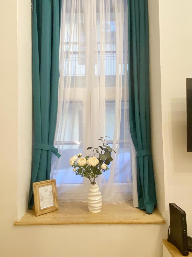 Goldart Design Apartment In The Heart Of Budapest Luaran gambar