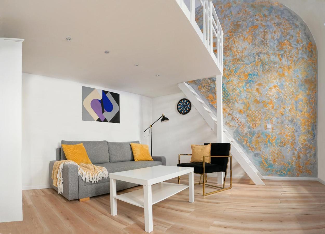 Goldart Design Apartment In The Heart Of Budapest Luaran gambar