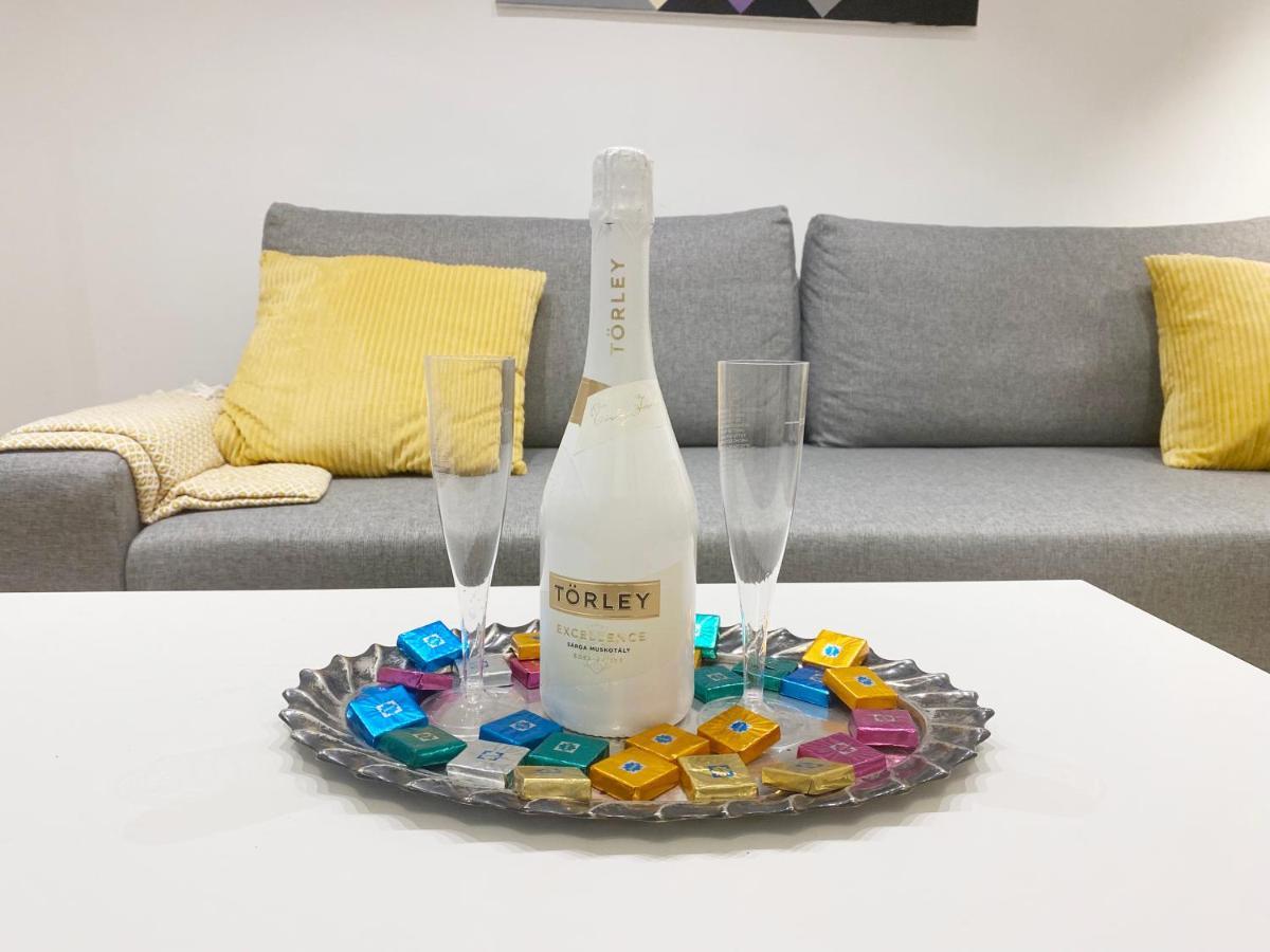 Goldart Design Apartment In The Heart Of Budapest Luaran gambar