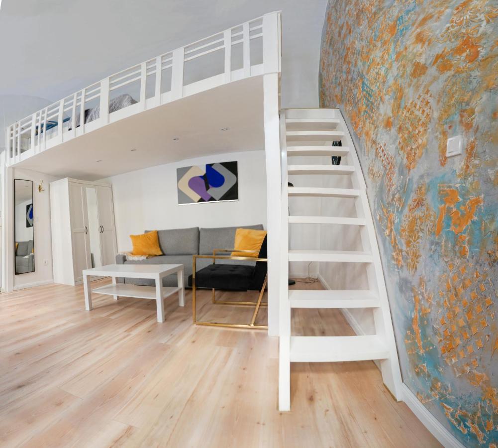 Goldart Design Apartment In The Heart Of Budapest Luaran gambar